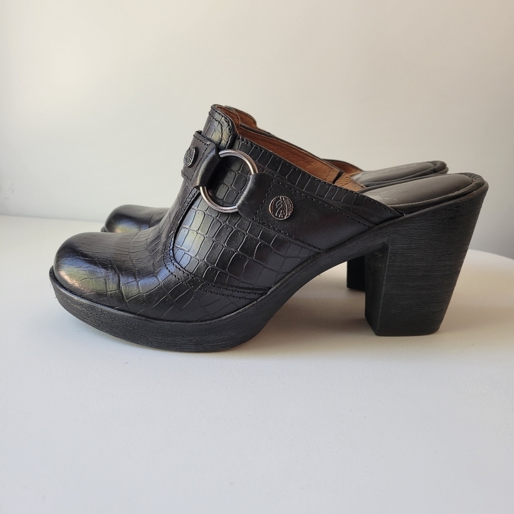 Nurture Women's Dakota black leather platform clogs size 9.5